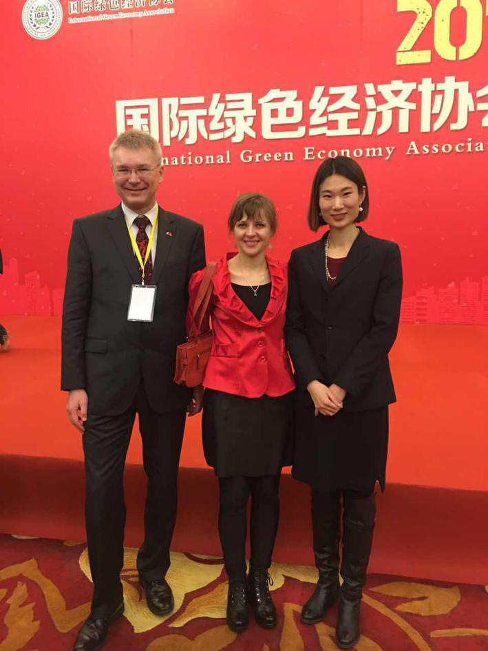  捷斯中合作協(xié)會監(jiān)事會員Rudolf Zachoval（左一）、Sarka Zhang（左二）與 仟億達(dá)劉總（右一）合影