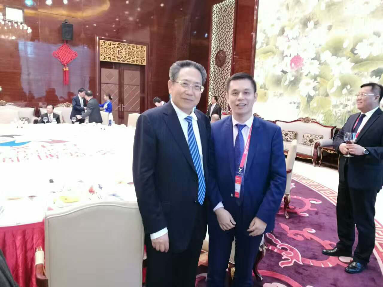 安徽省委書記、省人常委會主任李錦斌（左）仟億達(dá)集團(tuán)董事長鄭兩斌（右）與合影留念