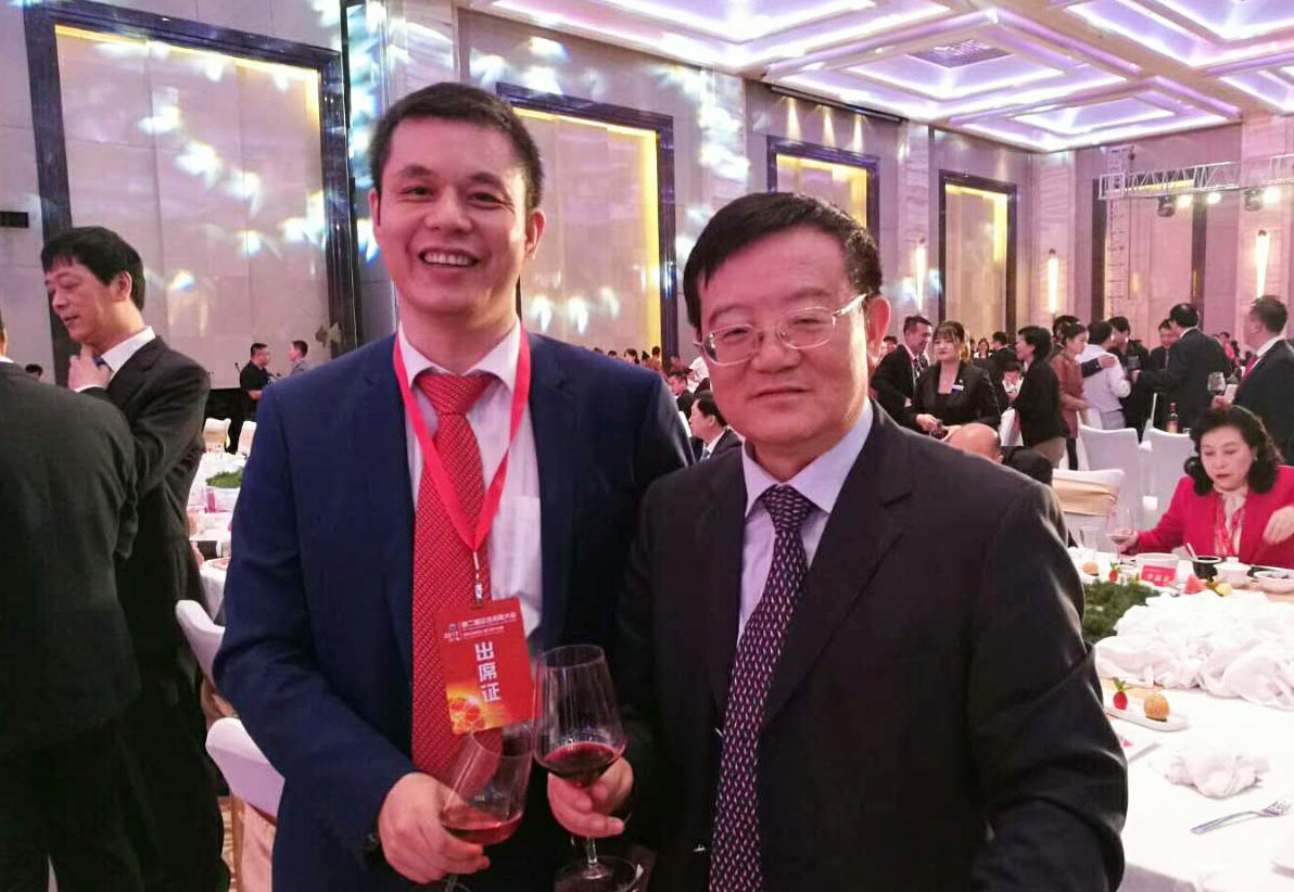 全國工商聯(lián)黨組書記、常務(wù)副主席徐樂江（右）與仟億達集團董事長鄭兩斌（左）