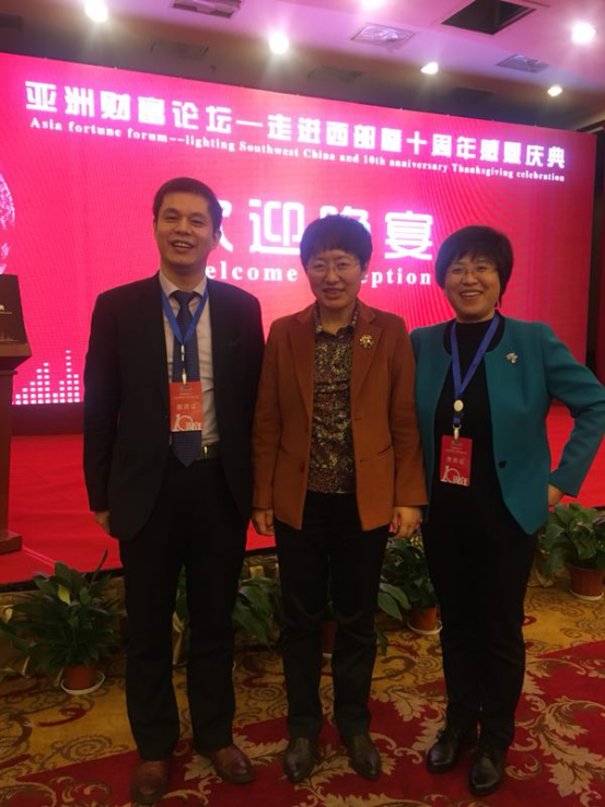 仟億達(dá)集團(tuán)董事長鄭兩斌先生（左）與山東省副省長兼山東工商聯(lián)主席王隨蓮（中）、山東省工商聯(lián)副主席孫美菊（右）